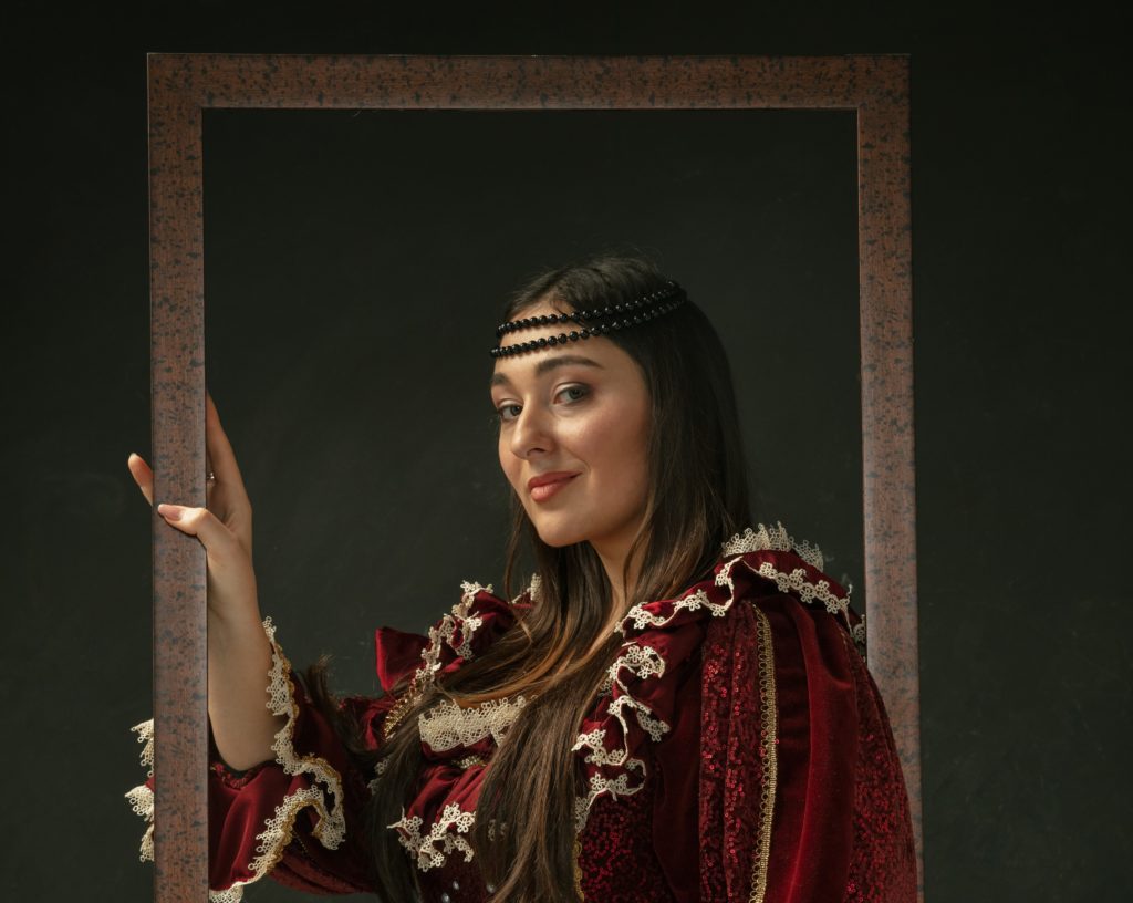 https://mujeresquetransforman.com/wp-content/uploads/2021/08/proud-portrait-of-medieval-young-woman-in-red-vintage-clothing-standing-on-dark-background-female-model-as-duchess-royal-person-concept-of-comparison-of-eras-modern-fashion-beauty-1-1024x816.jpg